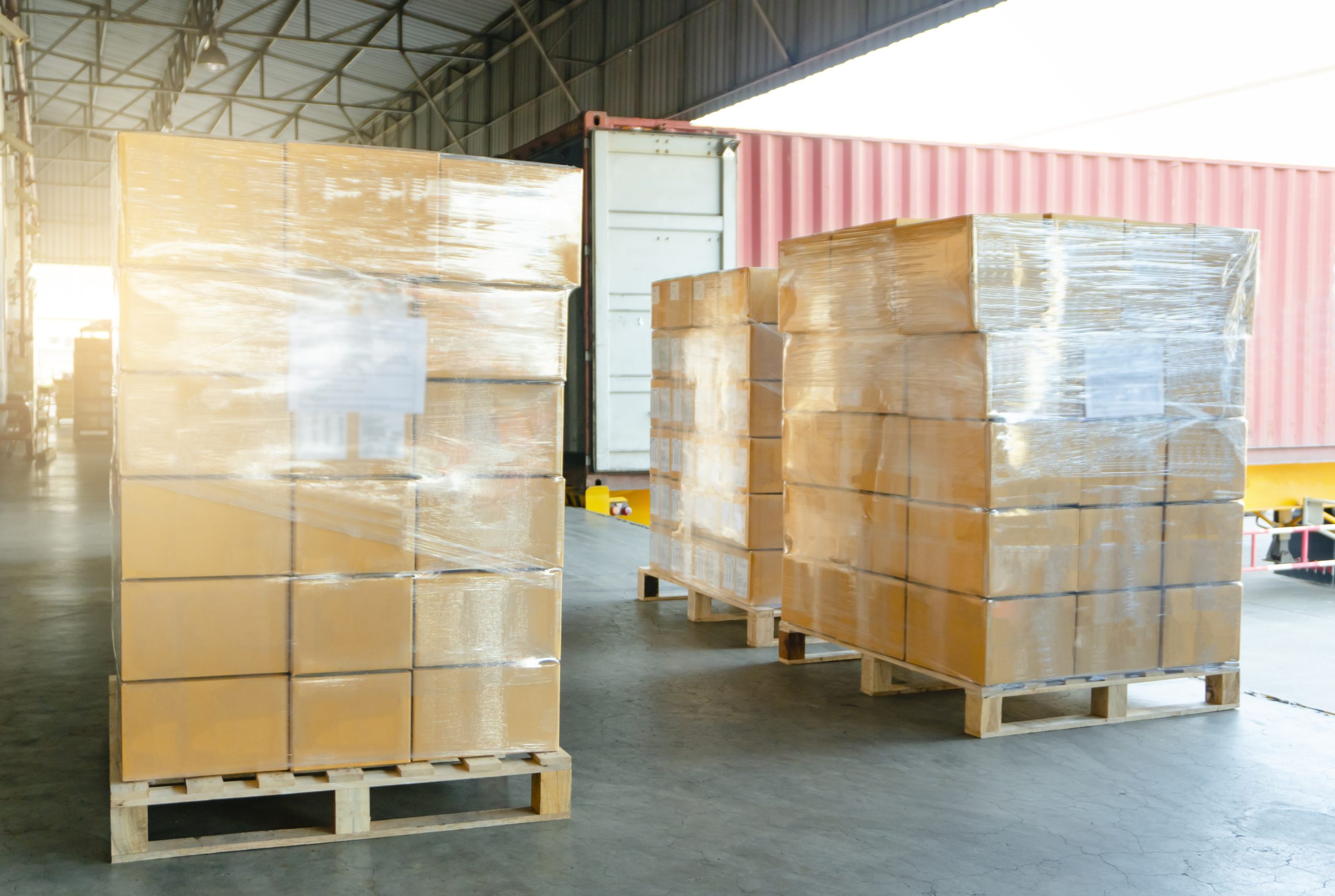 warehouse cargo and logistics with shipment pallet at warehouse Plástico para embalajes
