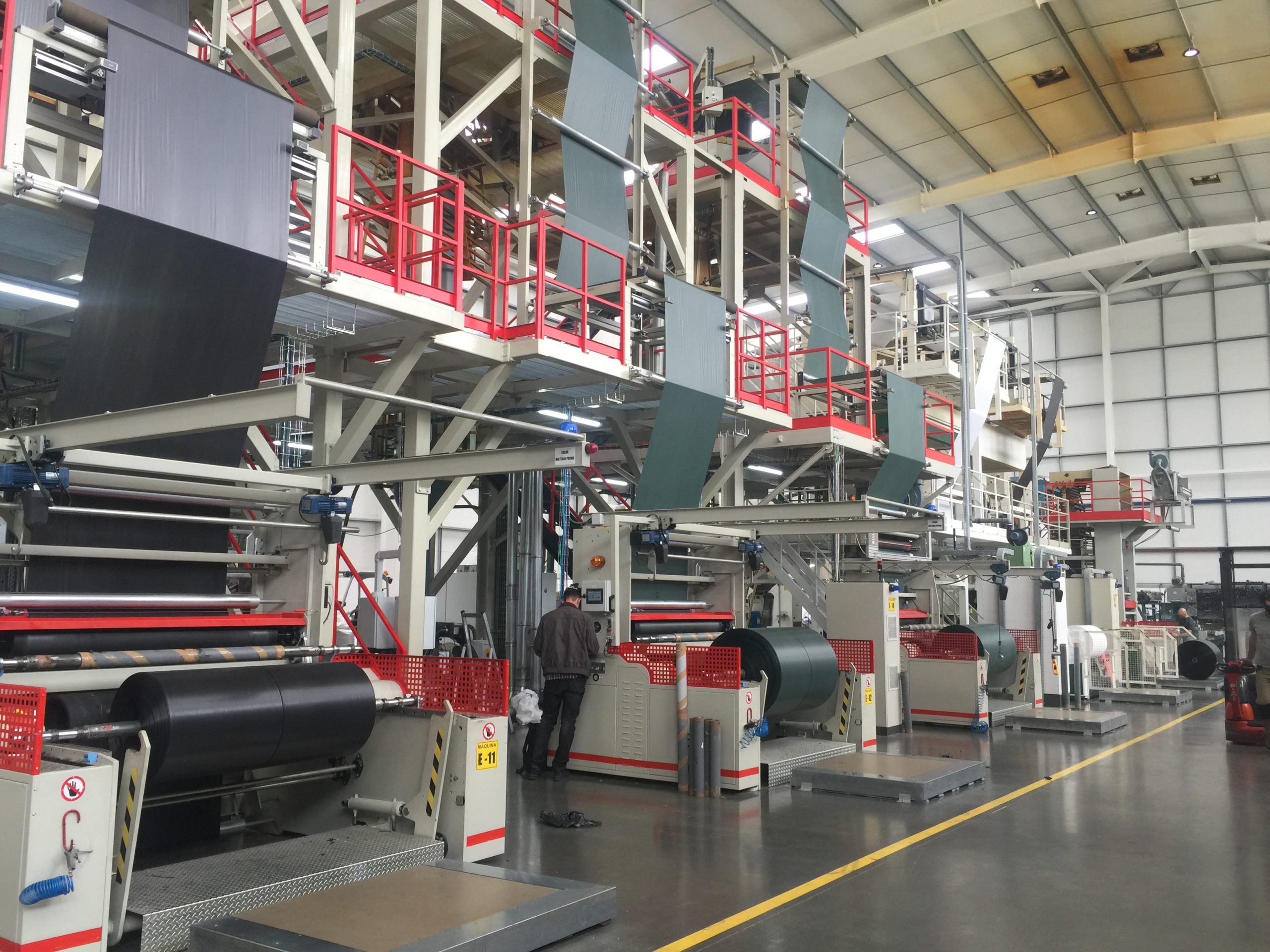 extrusoras-de-film.JPG Riberplast, fabricante de embalaje 100% a medida